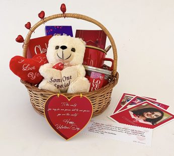 Extravagant celebrity gift hamper containing Perfume , Key chain and a lovely Greetings