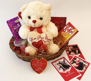 Alluring valentine’s day gift hampers with elegant Teddy, Candle, And Greeting Cards