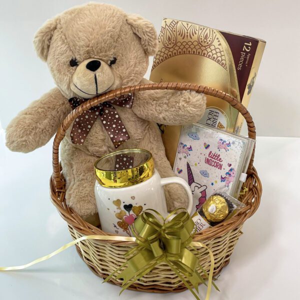 Anniversary gifts hamper for girlfriend