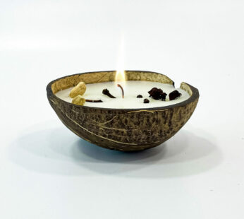 This eco-friendly coconut shell spices candle fills your space with a warm, cozy aroma