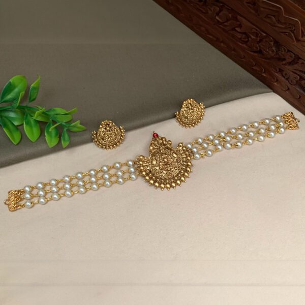 Traditional Indian Jewelry Set with Choker Necklace and Earrings - Image 4