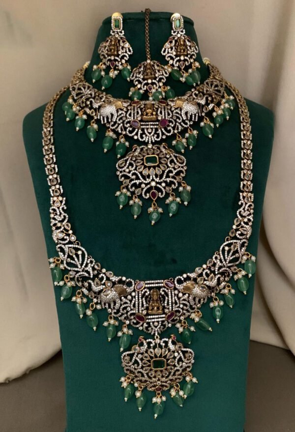 Regal Green Accents: Luxurious Imitation Jewelry Set - Image 3