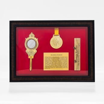 Framed Aranmula Kannadi Gift Set – Mirror, Heritage Medal, Tag & Plaque Geographical Indicated hologram (12 inch H)