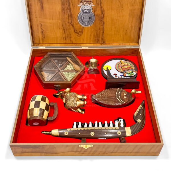 Premium Kerala Tradition Gift Hamper – Handcrafted Décor & Souvenirs in Wooden Box - Image 2